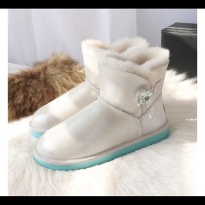 Women’s snow boots size 9